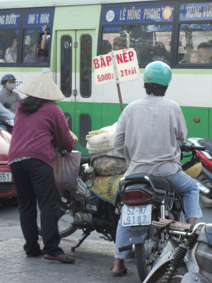 Bắp[-]luộc[-]vỉa[-]hè,[-]người[-]bán[-]không[-]dám[-]ăn